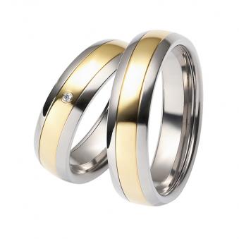 Aufnahme von Eheringe aus Titan&Gelbgold mit Diamanten und Gelbgoldstreifen