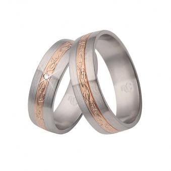 Aufnahme von Eheringen aus mattem Edelstahl&Roségold mit Diamanten und Rankenmuster 