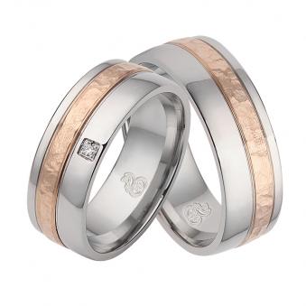 Aufnahme von Eheringe aus poliertem Edelstahl mit strukturiertem Roségold und Diamanten