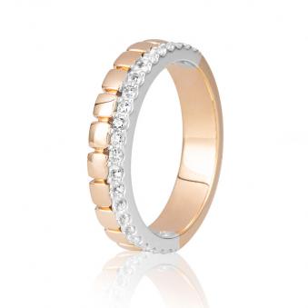 Aufnahme von einem Schmuckring aus poliertem Rotgold&Weißgold mit Diamanten