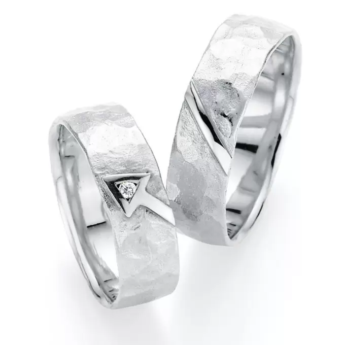 Silber Eheringe mit Strukturierung und poliertem Pfeil mit Diamanten