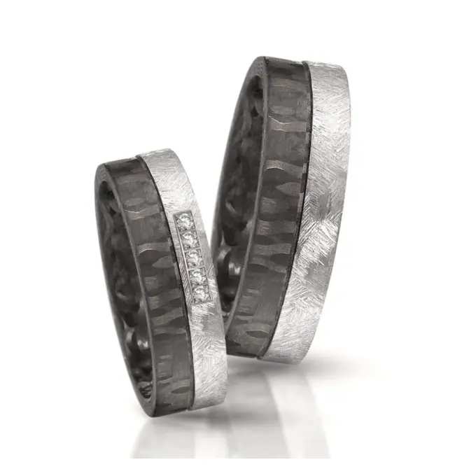 Tantal & Carbon Trauringe mit Diamanten und Strukturierung