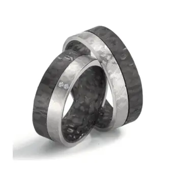 Trauringen aus strukturiertem Carbon & eismattiertem Titan mit 2 Steinen