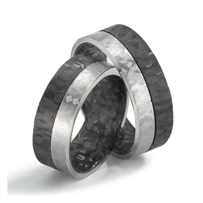 Trauringen aus strukturiertem Carbon & eismattiertem Titan mit 2 Steinen