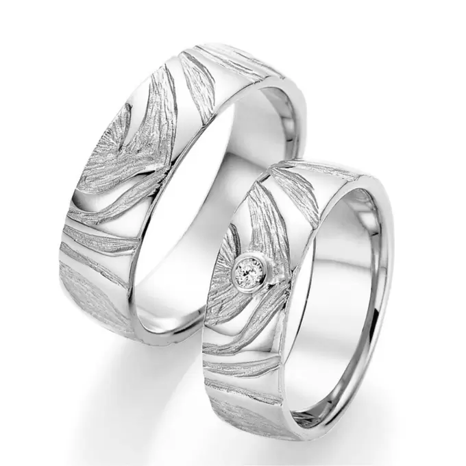 Eheringe aus Silber mit blättriger Struktur und Diamanten