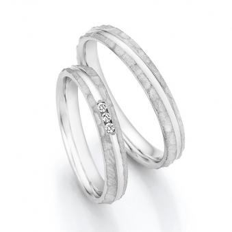 Eheringe aus Silber mit Rille und Hammerschlag und Diamant 