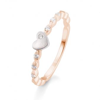 Aufnahme von einem Verlobungsring aus Weissgold&Rotgold mit Diamanten im Herzen und in der Schiene