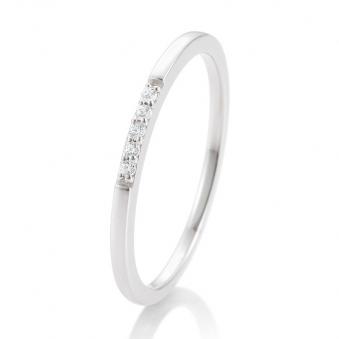 Aufnahme von einem schmalen Weissgold Verlobungsring in poliertem Design mit fünf Diamanten