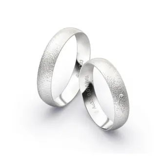 Aufnahme von Eheringen aus Weissgold mit Körnung und Diamanten und 4,5 mm Breite