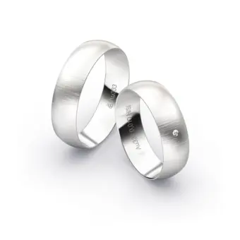 Aufnahme von Eheringen aus Weissgold mit Diamanten und Querbürstung in 6 mm Breite