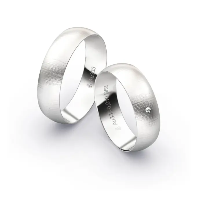 Aufnahme von Eheringen aus Weissgold mit Diamanten und Querbürstung in 6 mm Breite