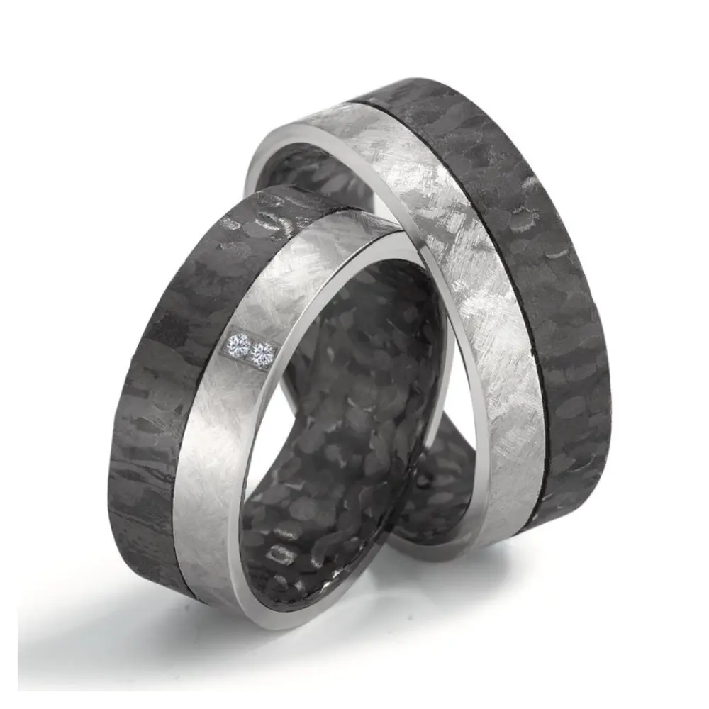 Trauringen aus strukturiertem Carbon & eismattiertem Titan mit 2 Steinen
