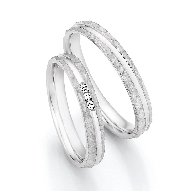 Eheringe aus Silber mit Rille und Hammerschlag und Diamant 