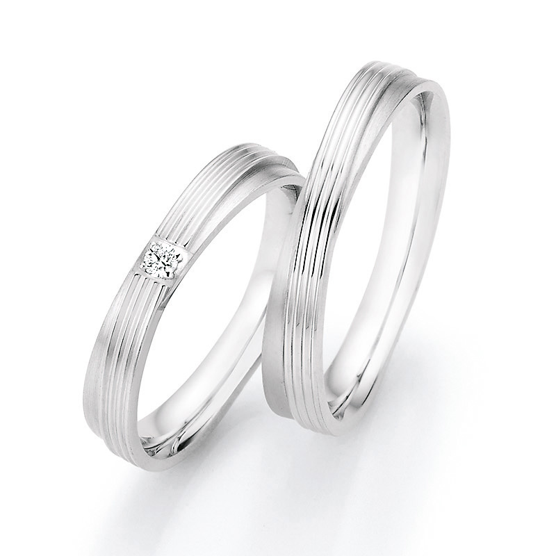 Eheringe aus Silber mit Polierung und gewelltem Rillenmuster und Diamant 