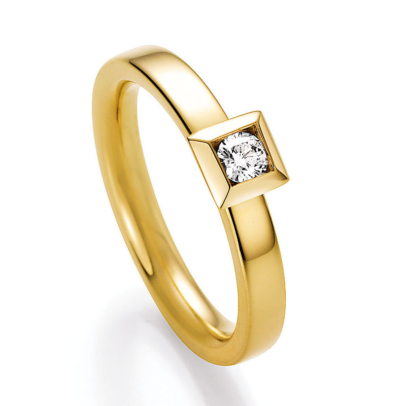 	Aufnahme von einem Verlobungsring aus Gelbgold mit Diamant von 0.15 Karat in eckiger Fassung 