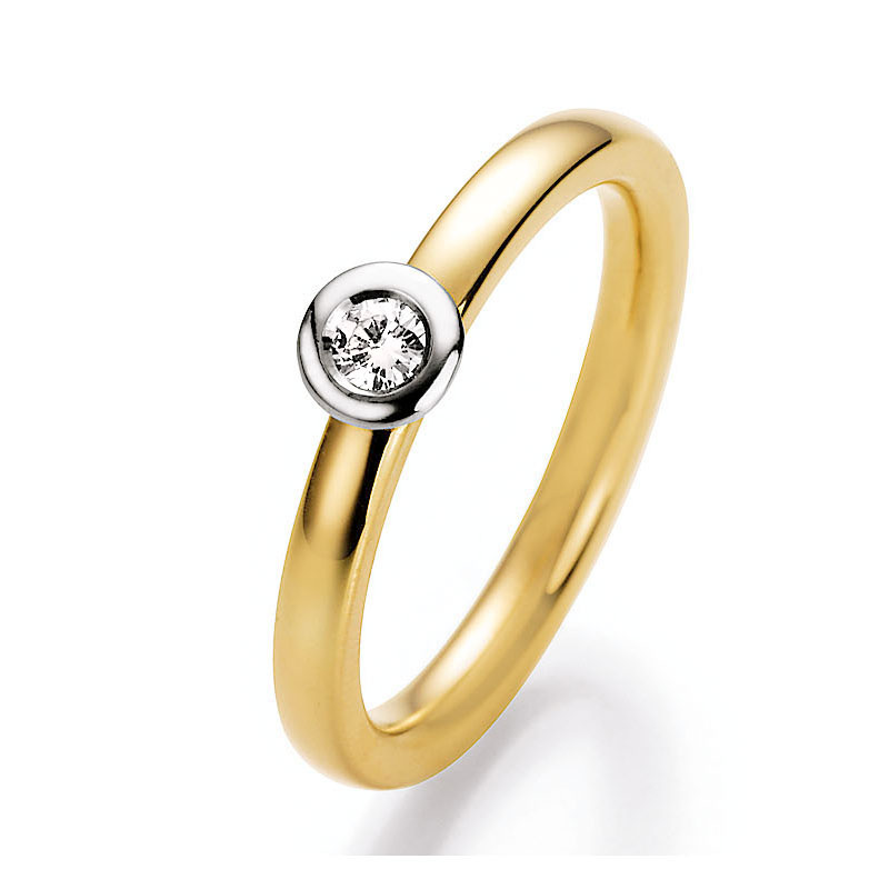 Aufnahme von einem Verlobungsring aus Gelbgold und Weissgold mit Diamant in Zargenfassung