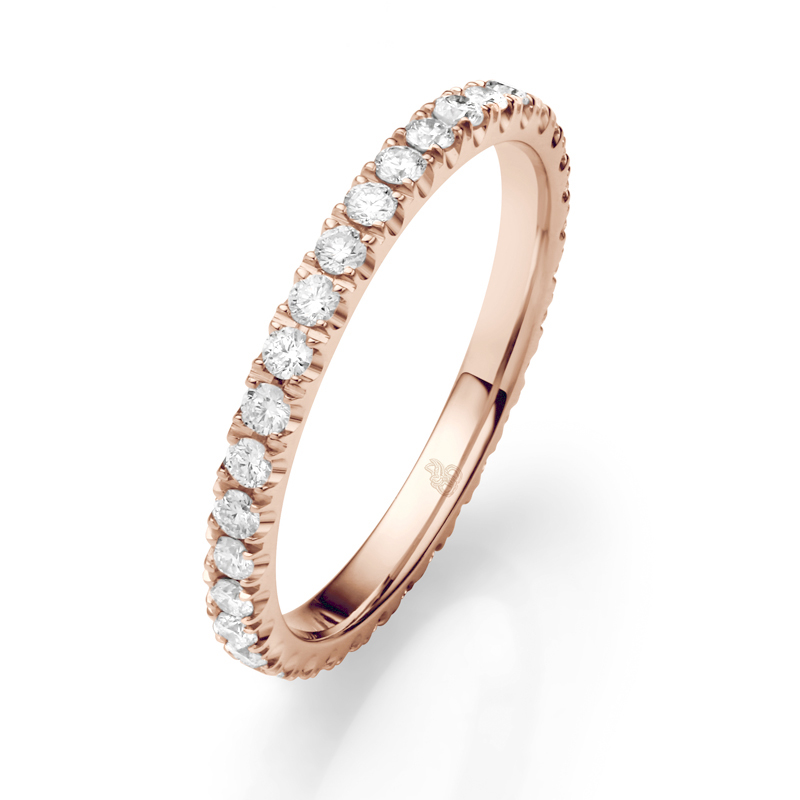 Aufnahme vom polierten Rosegold Verlobungsring mit 34 Labor-Diamanten entlang der ganzen Ringschiene