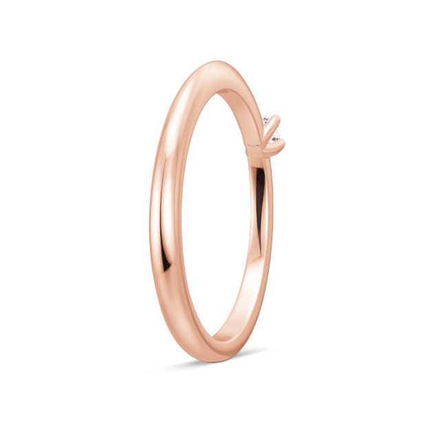 Aufnahme von einem Verlobungsring aus Rotgold mit einem Diamanten in Brilliantschliff 