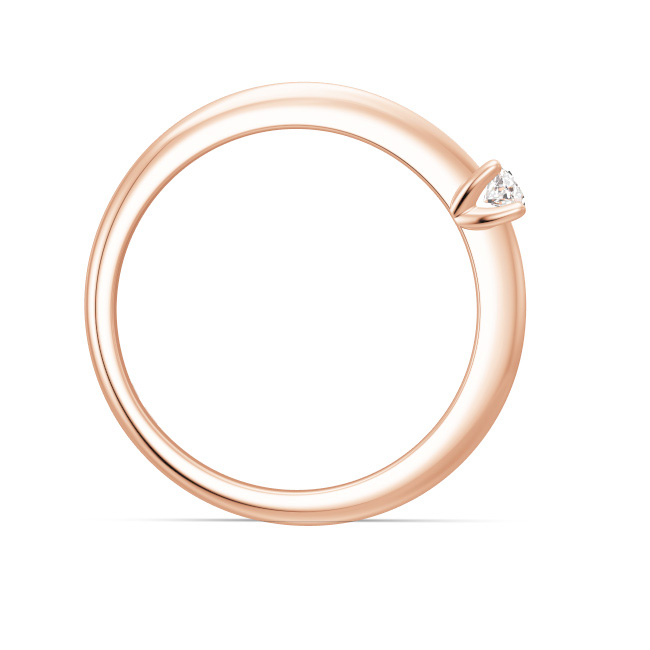 Aufnahme von einem Antragsring mit gewölbter Form aus Rotgold mit Diamanten 