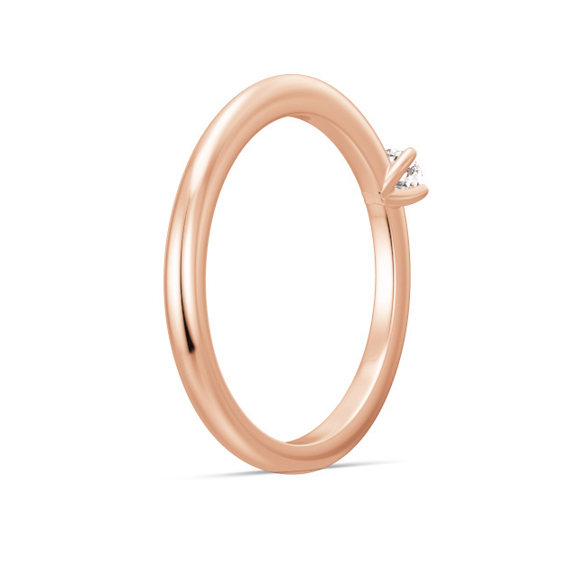 Aufnahme von einem Antragsring mit gewölbter Form aus Rotgold mit Diamanten 