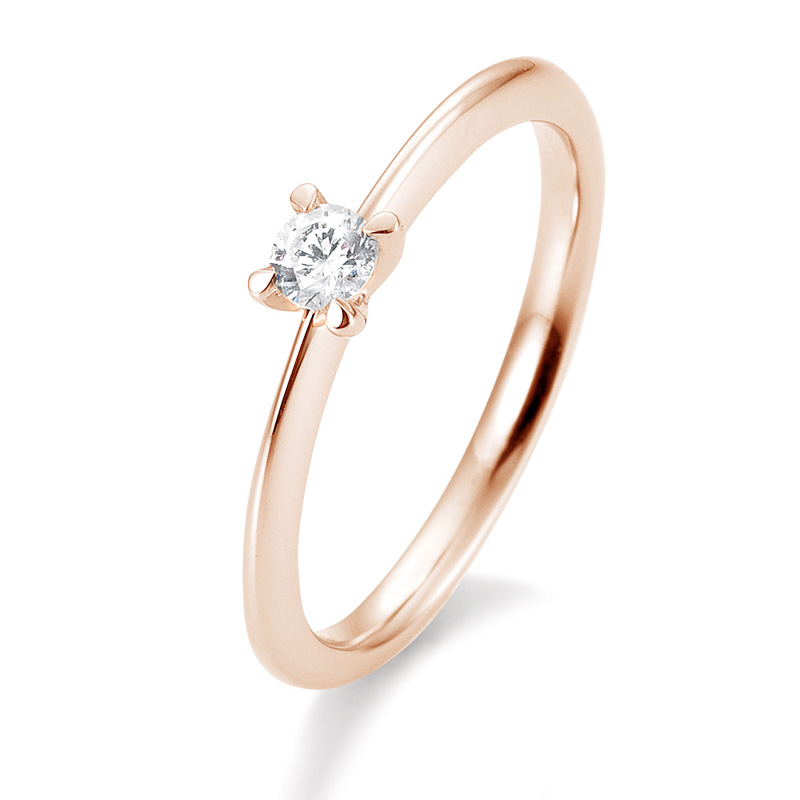 Aufnahme von einem Antragsring aus Rotgold mit Diamanten in klassischer Gestaltung