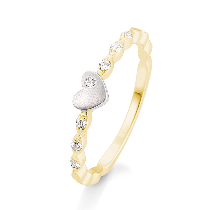 Aufnahme von einem Verlobungsring aus Weissgold&Gelbgold mit Herzenmuster und Diamanten