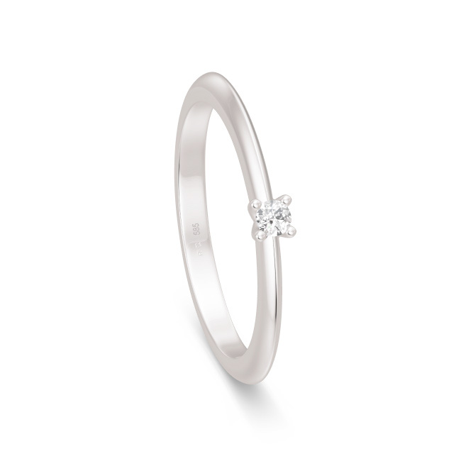 Aufnahme von einem Verlobungsring aus Weissgold mit Diamant in klassischem Design