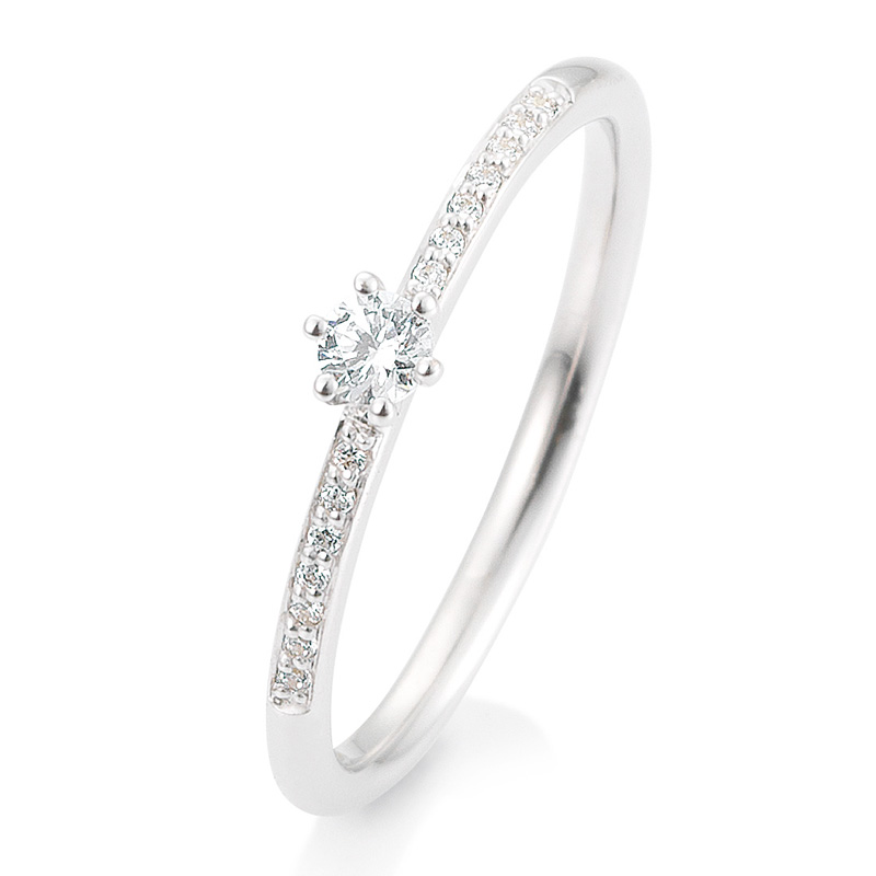Aufnahme von einem Antragsring aus Weissgold mit Polierung und Diamanten