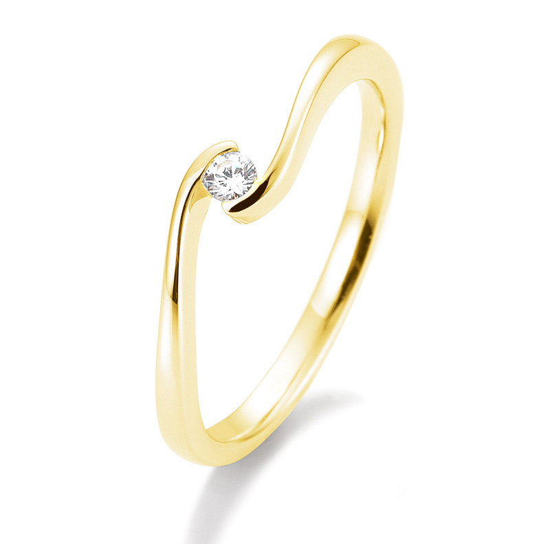 Aufnahme von einem Verlobungsring aus Gelbgold mit Diamanten in Brilliantschliff und Polierung