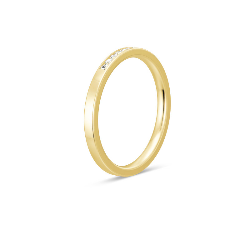 Aufnahme von einem Verlobungsring aus Gelbgold mit 26 Diamanten kanalgefasst