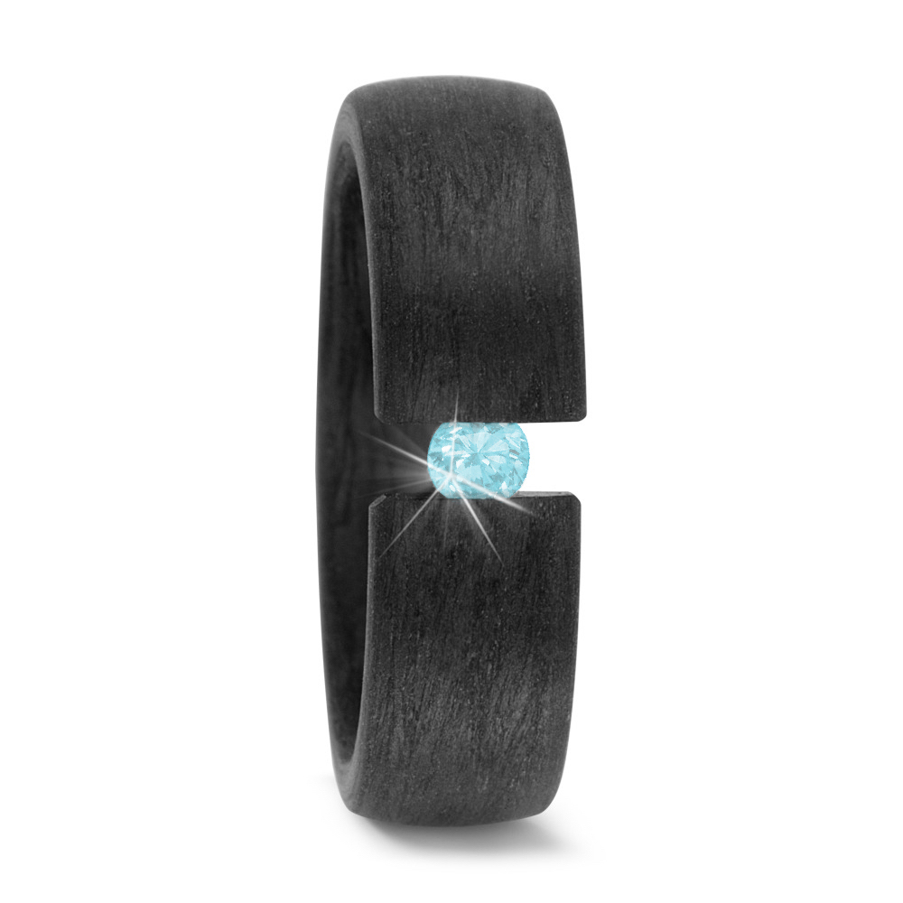 Aufnahme von schwarzen gemaserten Carbon Eheringen mit eingespanntem blauen Diamanten 
