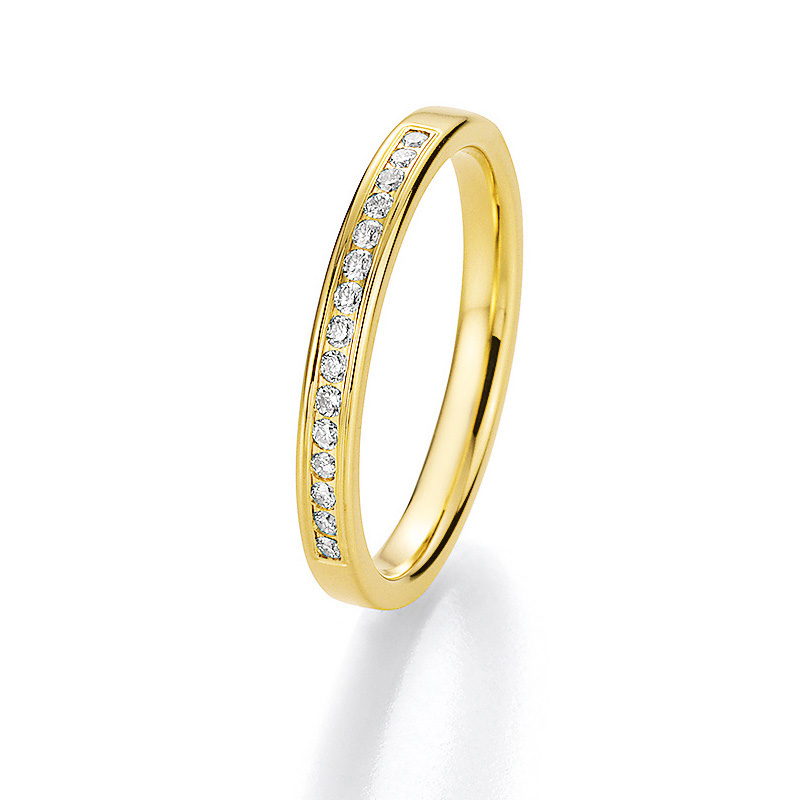 Aufnahmen von einem Vorsteckring aus Gelbgold mit weißen Diamanten