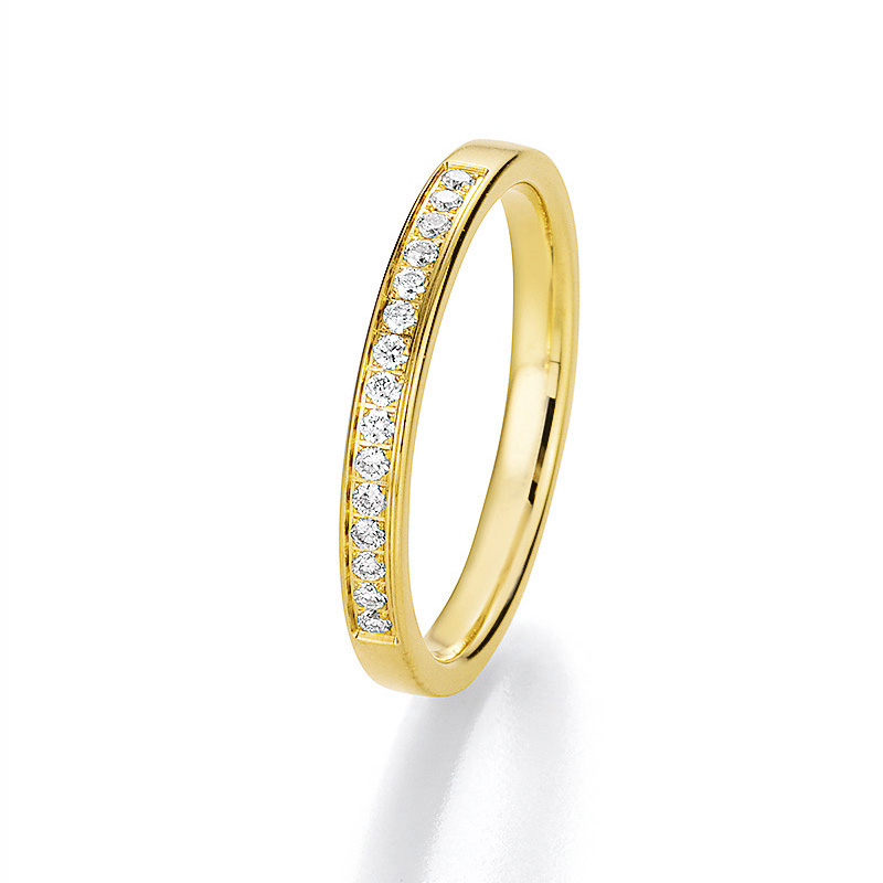 Aufnahmen von einem Vorsteckring aus Gelbgold mit körnergefassten Diamanten 