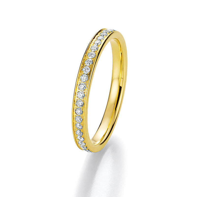 Aufnahmen von einem Vorsteckring aus Gelbgold mit körnergefassten Diamanten