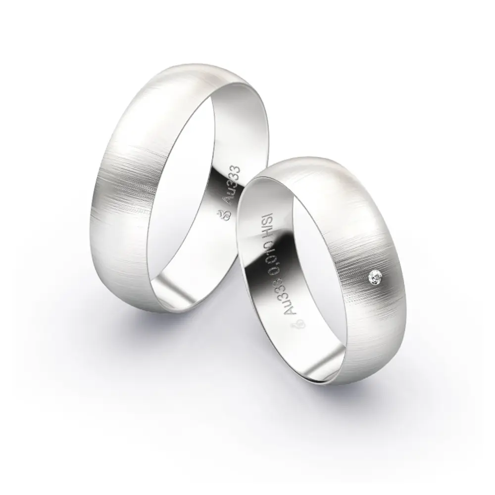 Aufnahme von Eheringen aus Weissgold mit Diamanten und Querbürstung in 6 mm Breite