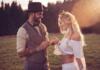Boho Brautpaar tauscht Ringe aus