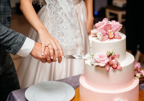 Brautpaar schneidet Torte an