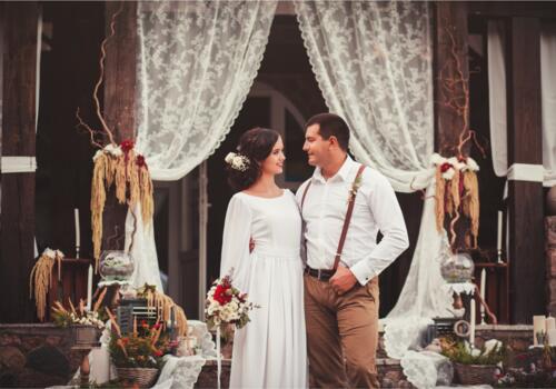 Brautpaar vor Boho Dekoration