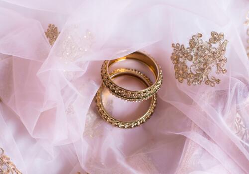 Goldringe auf Stoff liegend