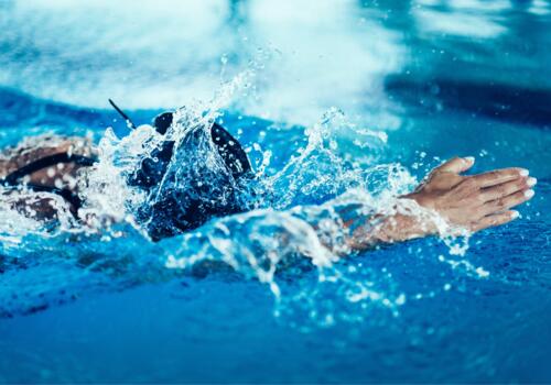 Frau schwimmt
