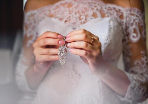 Braut hält Schmuck in der Hand