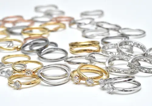 Viele Ringe auf Tisch