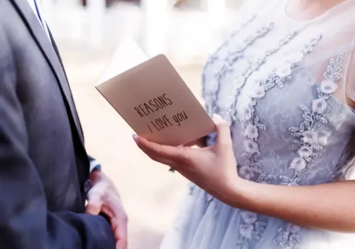 Hände halten Ehegelöbnis