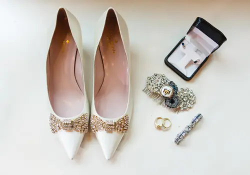 Braut accessoires auf Tisch