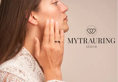Model mit schwarzem Ring am Finger