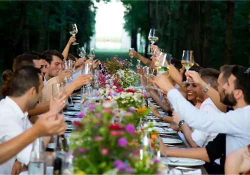 Hochzeitstafel mit Gästen