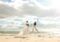 Brautpaar springt am Strand